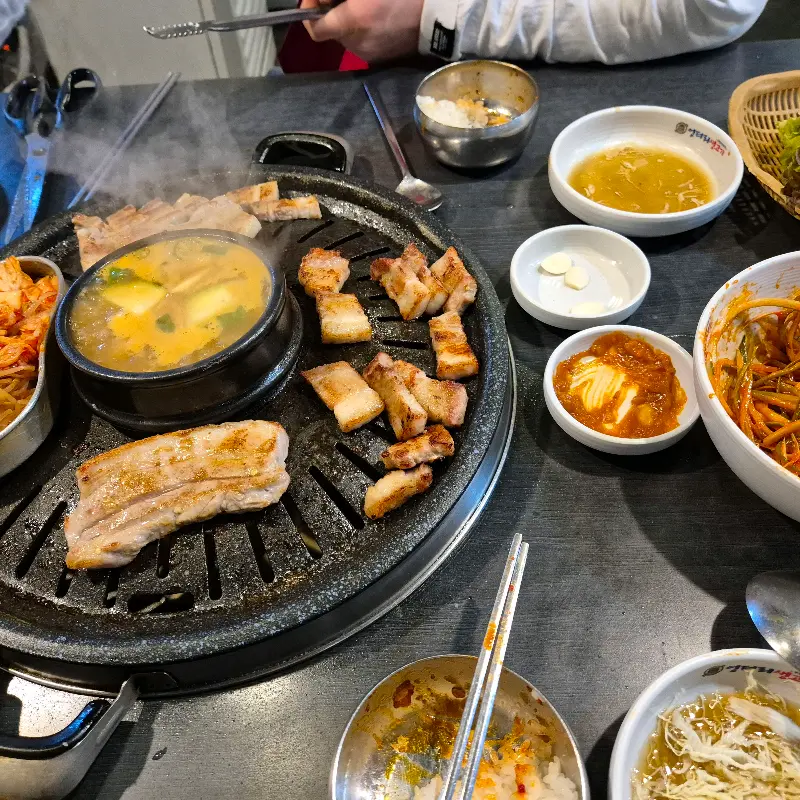고기, 김치, 된장찌개 한 상