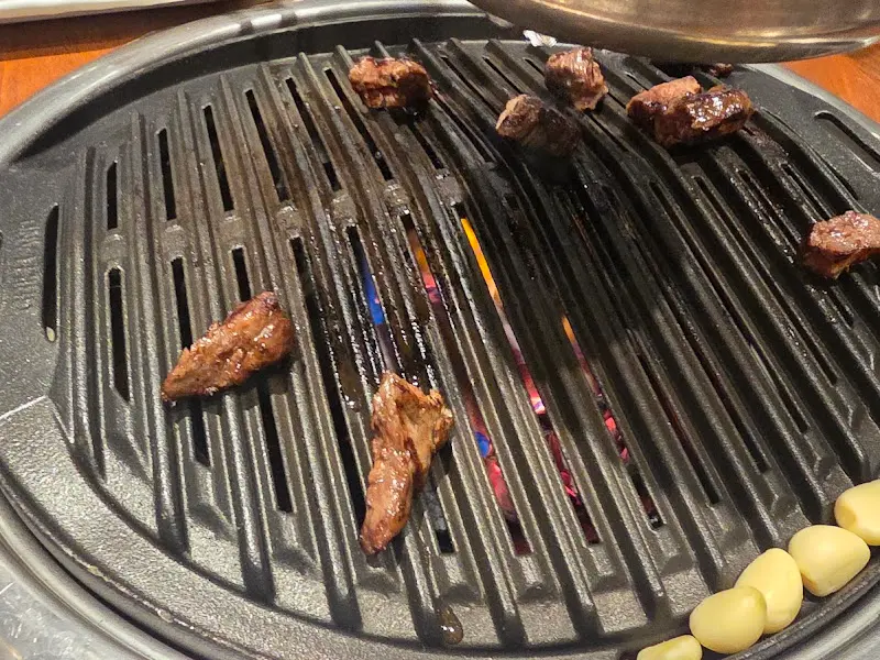 숯불 위에서 구워지는 갈매기살