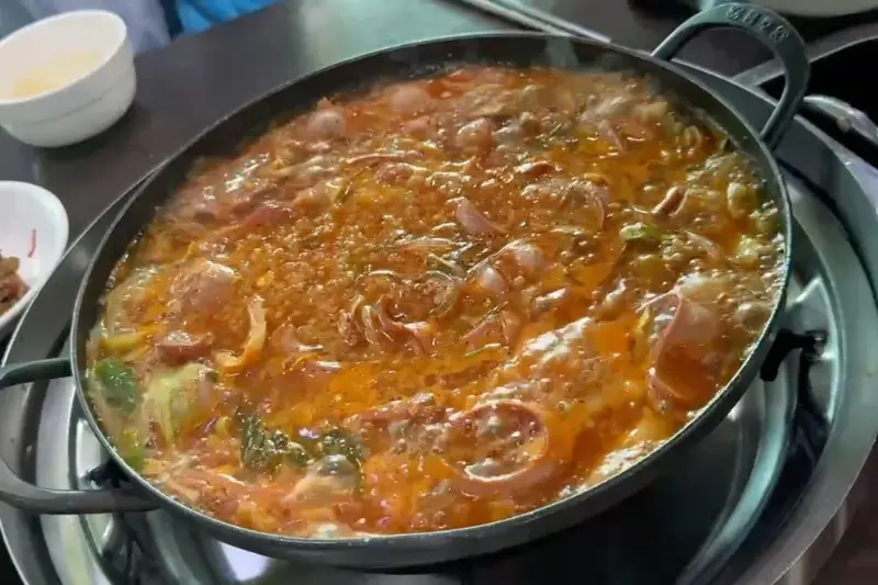 보글보글 끓는 부대찌개