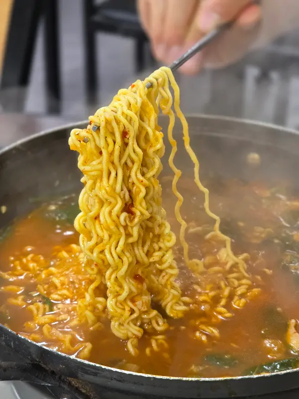 매운탕에 라면사리 추가