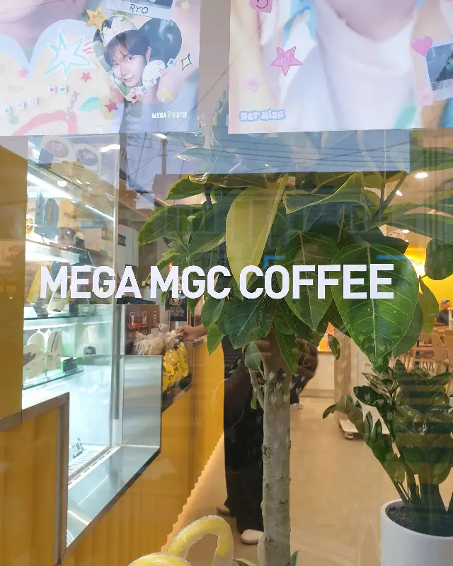 메가커피 외부 장식