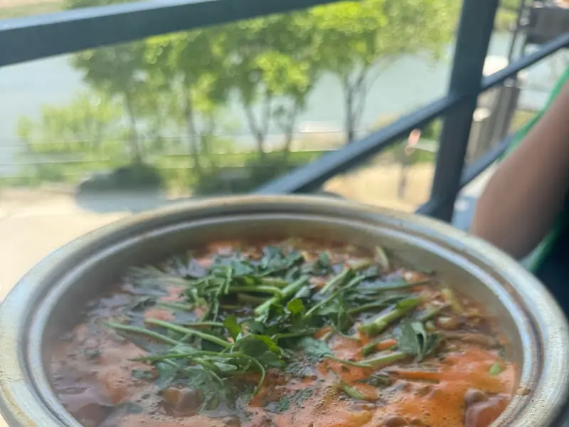 강을 바라보며 즐기는 매운탕