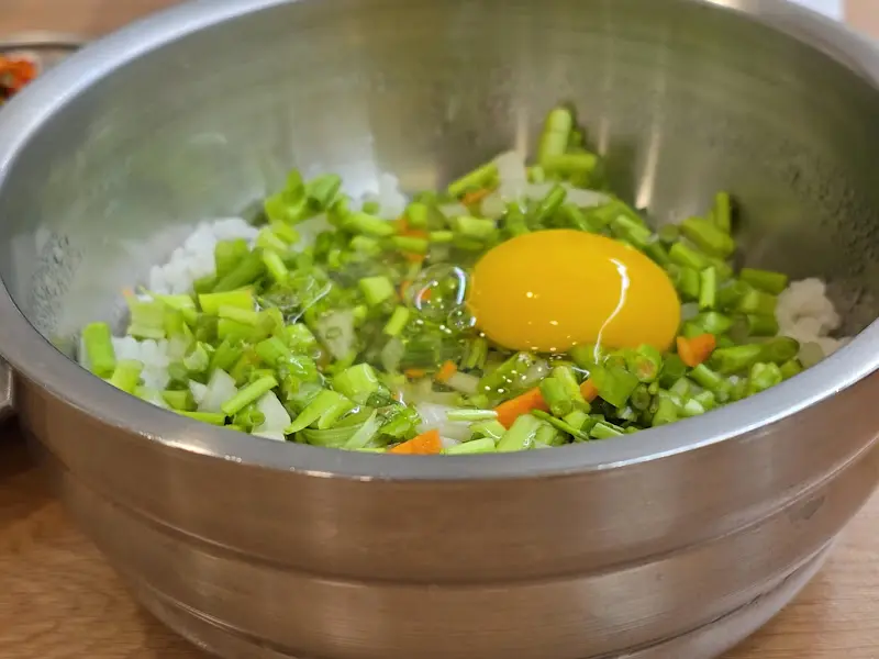 볶음밥 재료가 담긴 놋그릇