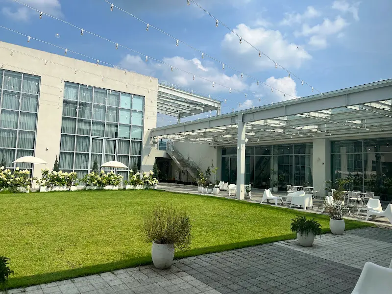 넓은 잔디밭이 인상적인 야외 테라스