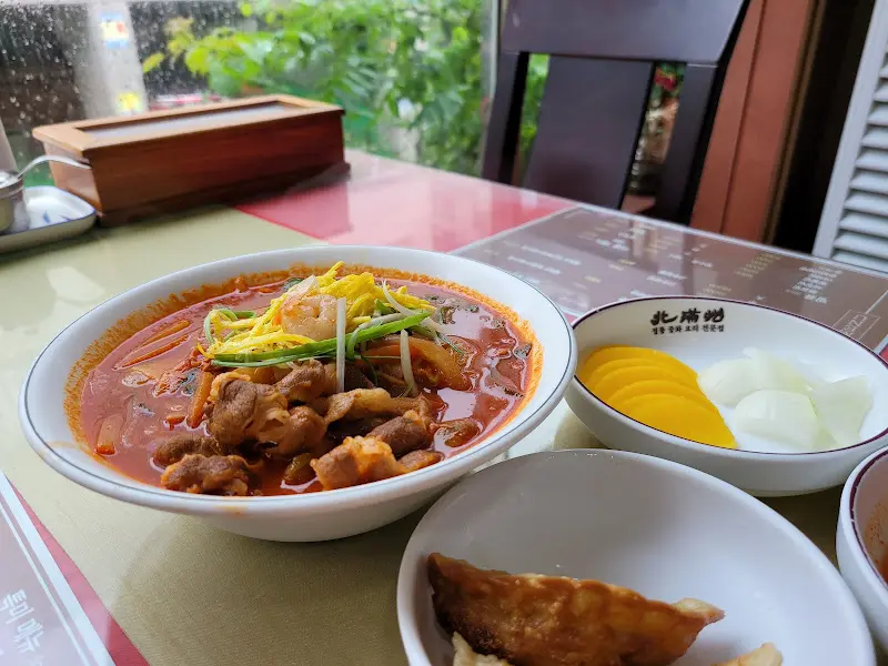 테이블 위에 놓인 음식