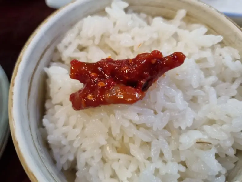 밥 위에 올려진 젓갈