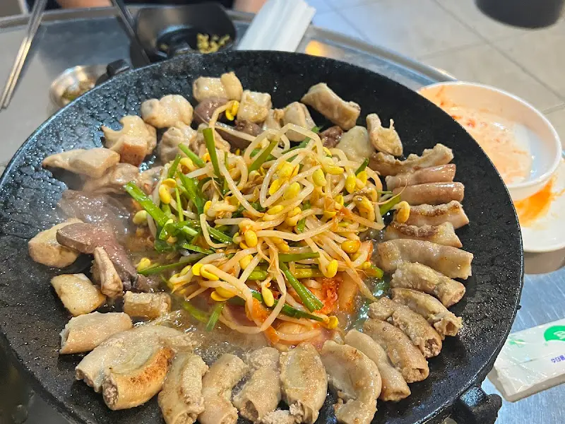 불판 위의 소곱창과 막창