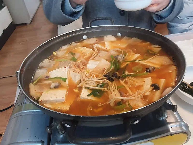 우렁이 두부전골의 클로즈업 샷