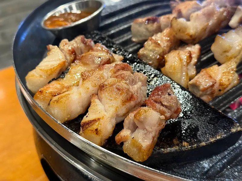 숯불 위에서 노릇노릇 익어가는 삼겹살