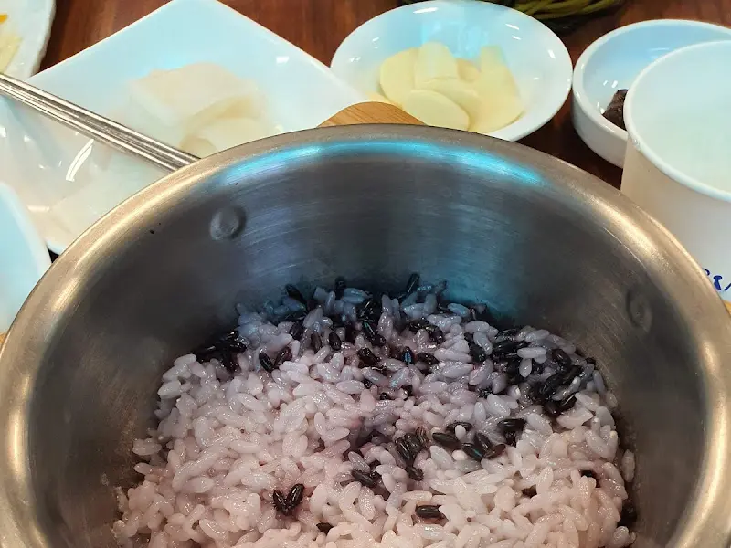 윤기가 흐르는 솥밥