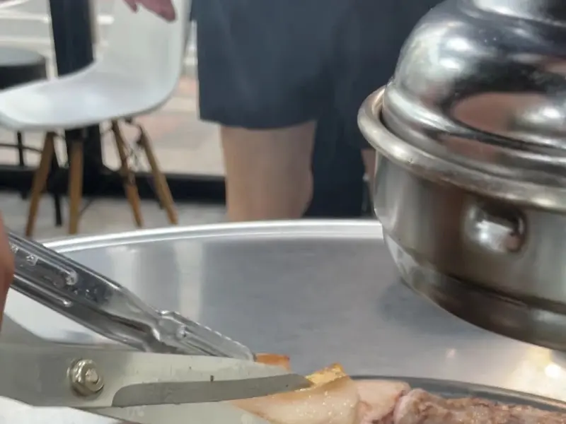 송식당 고기 굽는 모습