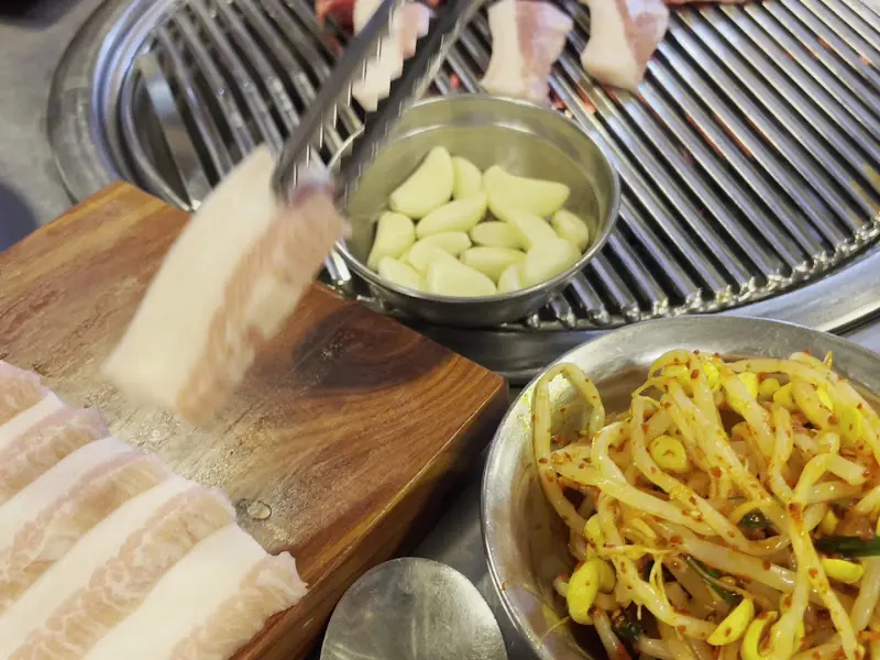 숯불 위에 구워지는 항정살과 돼지 껍데기