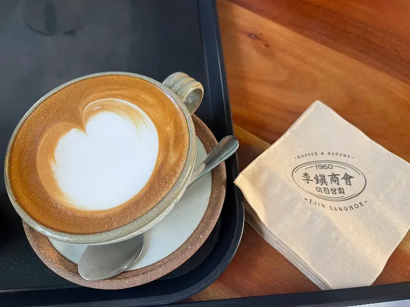 라떼 아트가 아름다운 커피