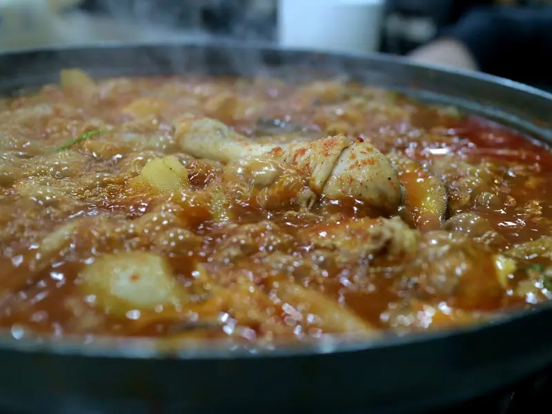 매콤한 양념이 밴 닭볶음탕의 클로즈업 샷