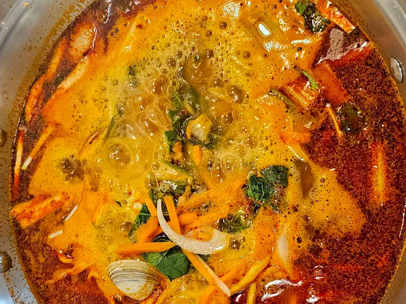 칼국수가 끓고 있는 모습