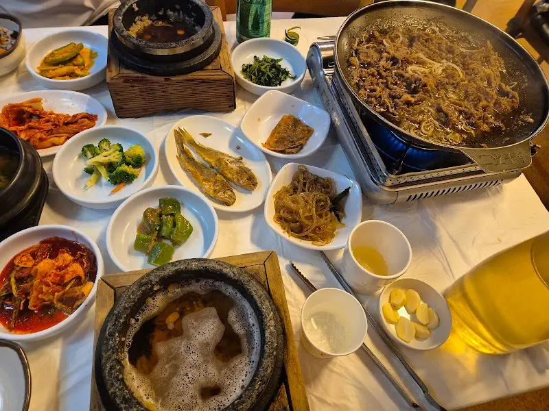 돌솥밥과 푸짐한 반찬