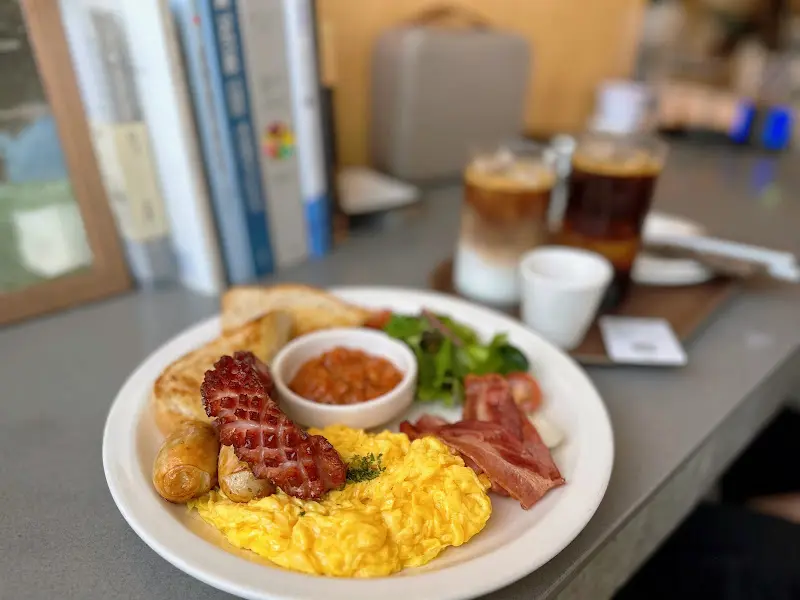 브런치 플레이트와 음료