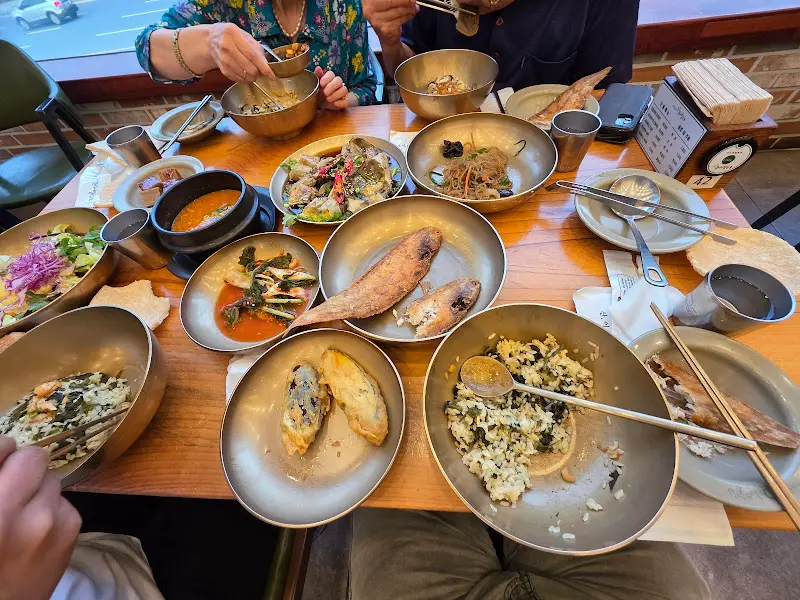 놋그릇에 담겨 더욱 먹음직스러운 곤드레밥 정식