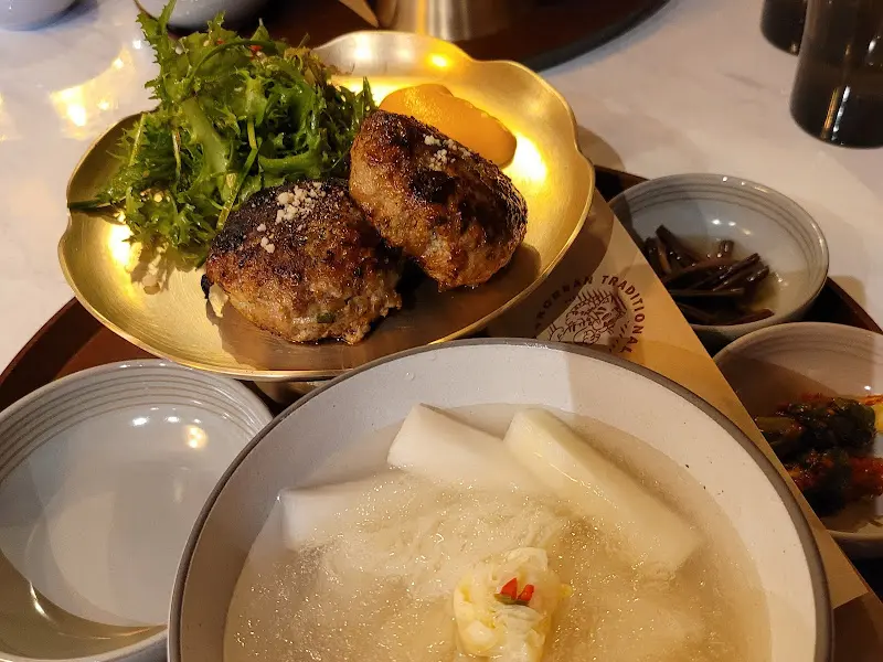 흑돼지 떡갈비와 동치미 국수