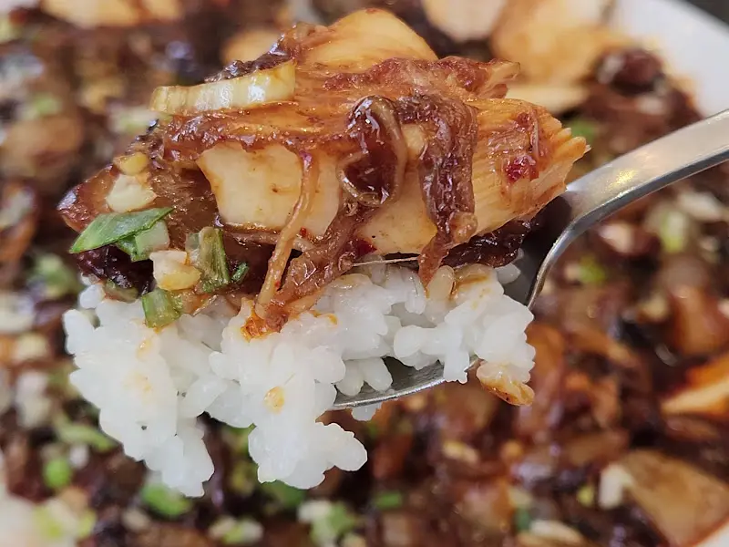 밥 위에 뽈불고기를 얹어 먹는 모습