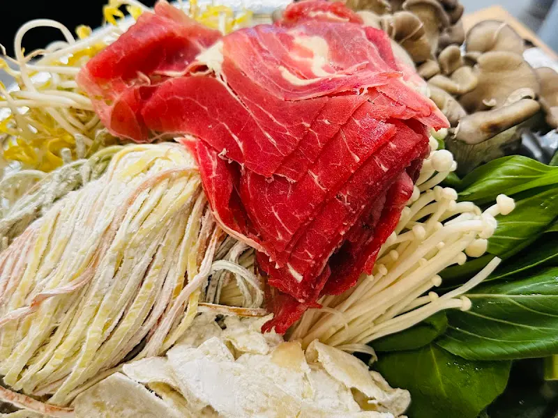 소고기와 버섯, 채소가 푸짐하게 담긴 접시