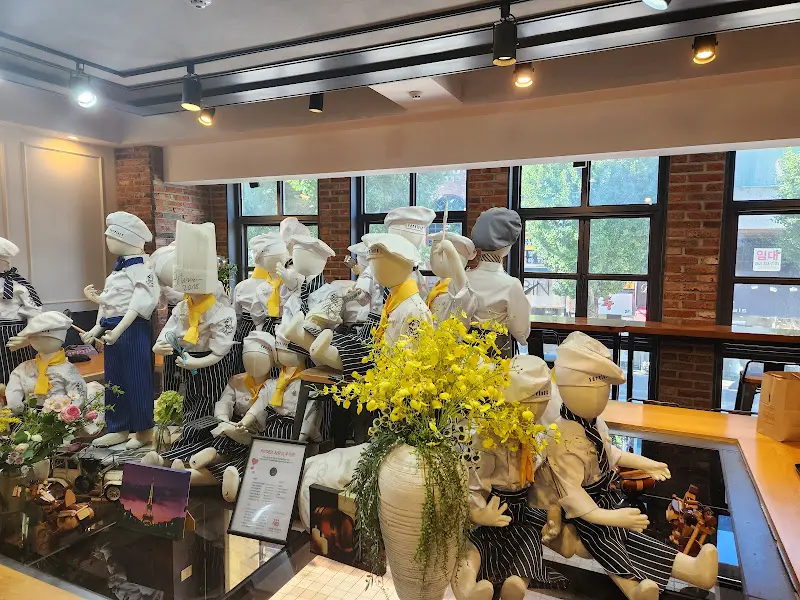 파티시에 인형으로 장식된 2층 공간