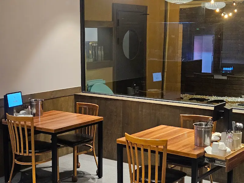 깔끔하고 세련된 매장 내부