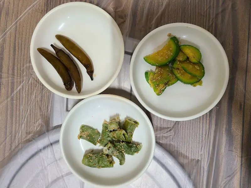 정갈하게 담긴 밑반찬들