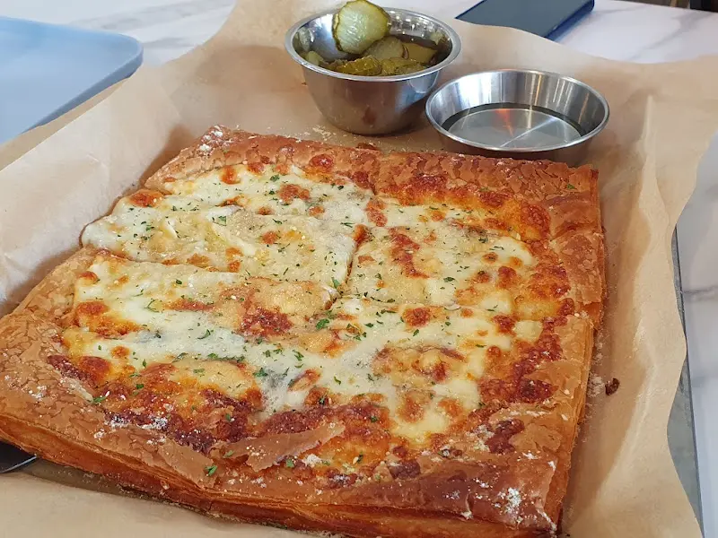 네모난 모양의 먹음직스러운 피자