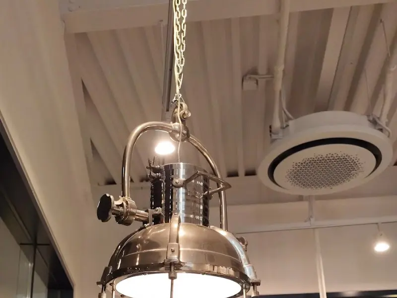 카페 천장의 독특한 조명