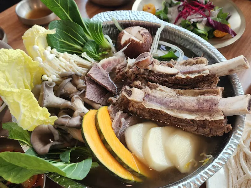 왕갈비 국수전골의 푸짐한 비주얼