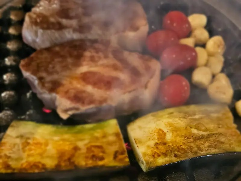 숯불 위에서 익어가는 돼지 고기