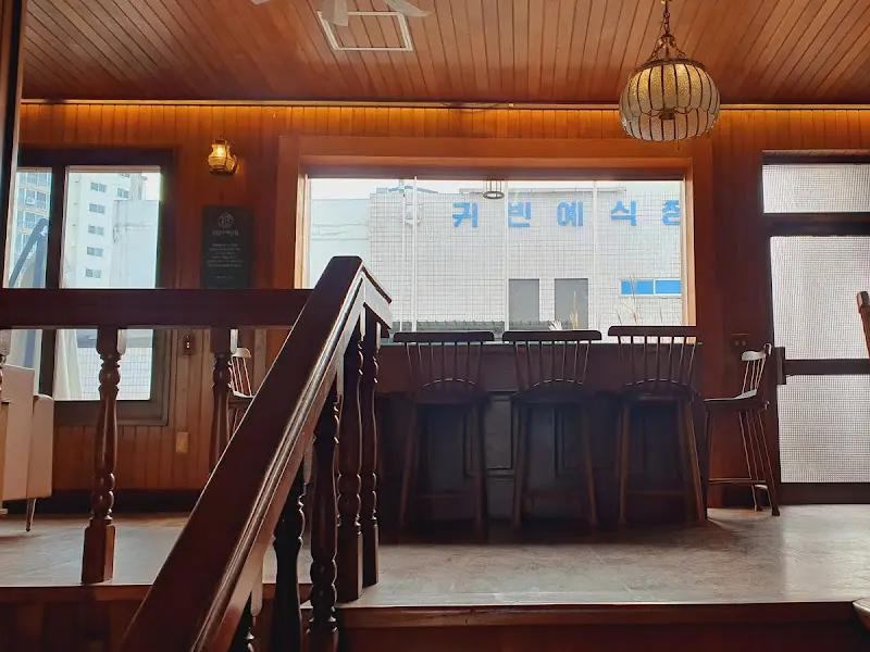 2층에서 바라본 카페 내부