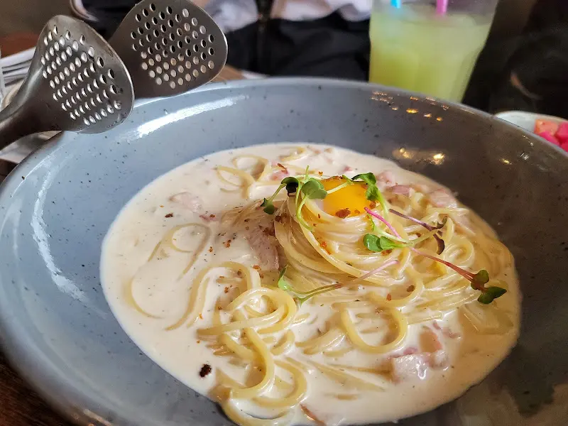 크림소스가 듬뿍 담긴 까르보나라 파스타