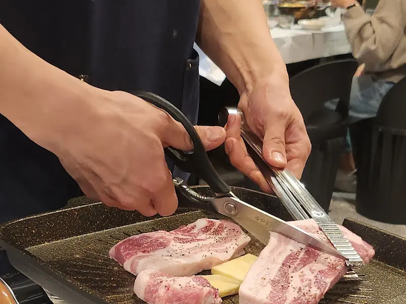 직원분이 고기를 잘라주는 모습