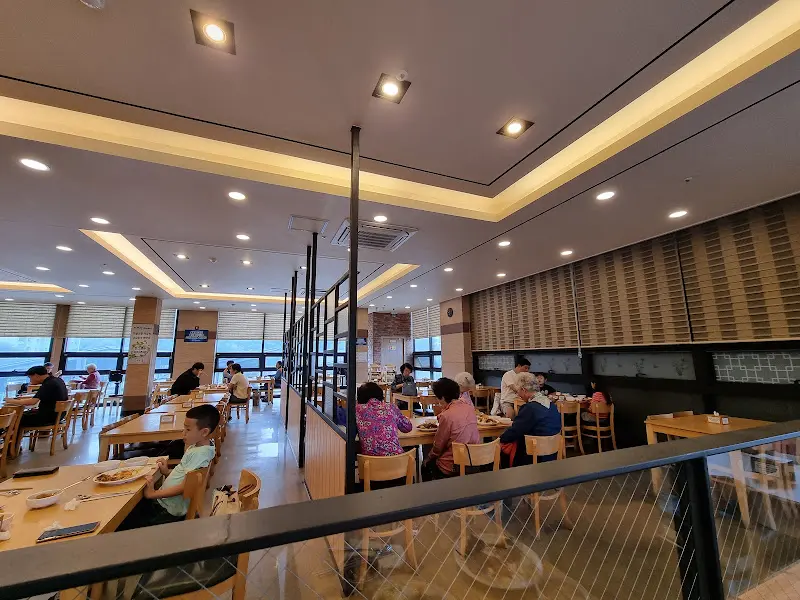 넓고 깨끗한 식당 내부