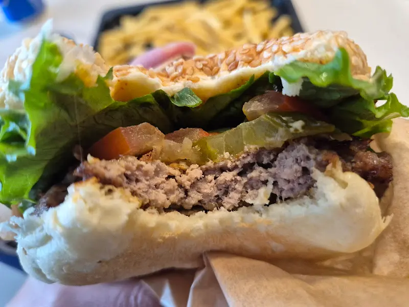 다양한 재료가 조화롭게 어우러진 버거