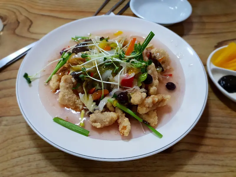 채소가 많이 들어간 탕수육의 모습