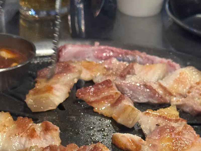 불판 위에서 익어가는 돗갈비