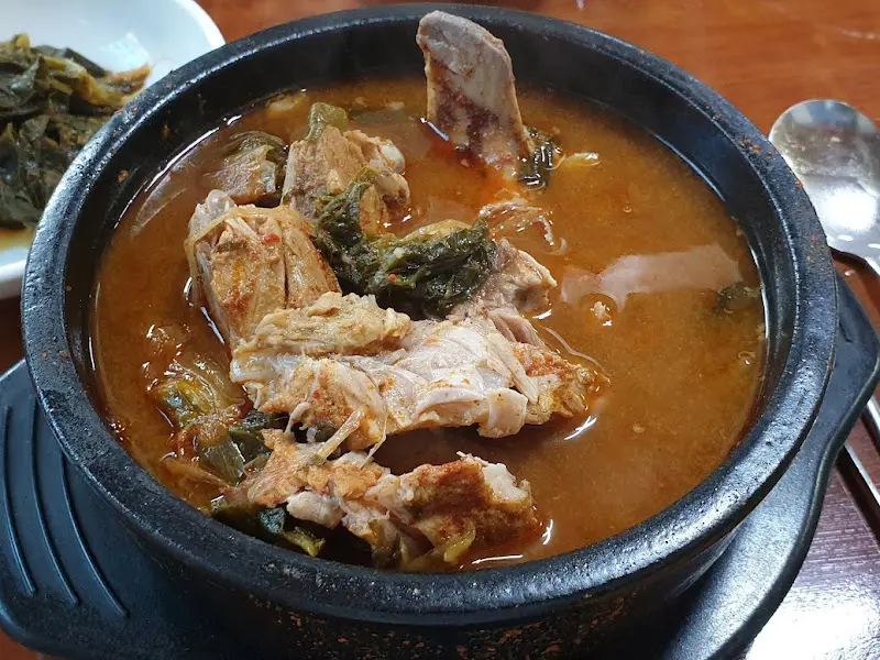 큼지막한 뼈가 푸짐하게 담긴 뼈해장국