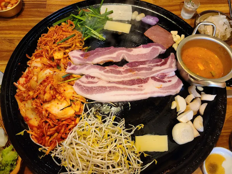 푸짐한 솥뚜껑 삼겹살