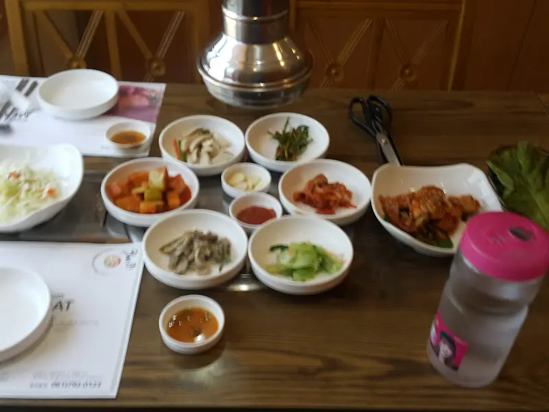 푸짐하게 차려진 테이블