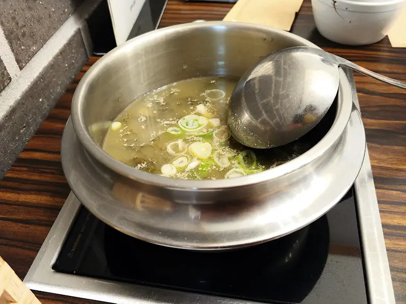 보글보글 끓고 있는 따뜻한 국물 요리