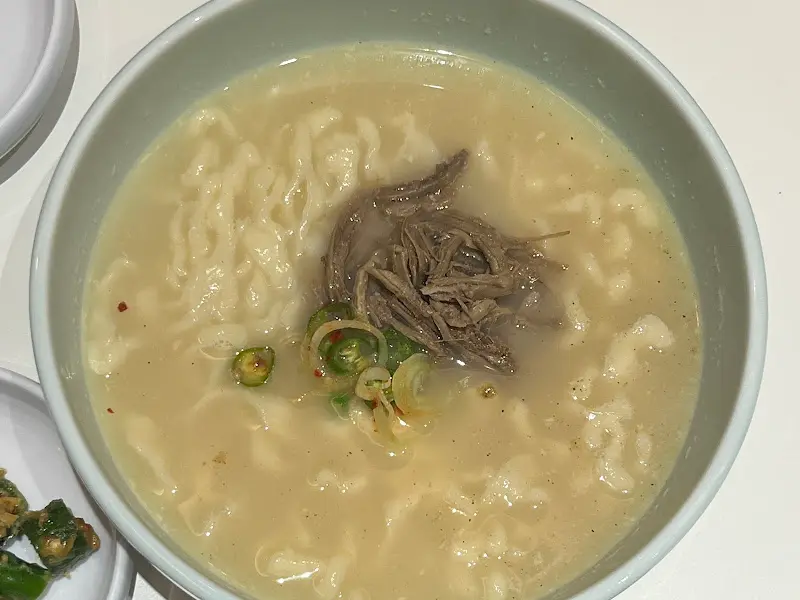 한우 사골 칼국수의 뽀얀 국물
