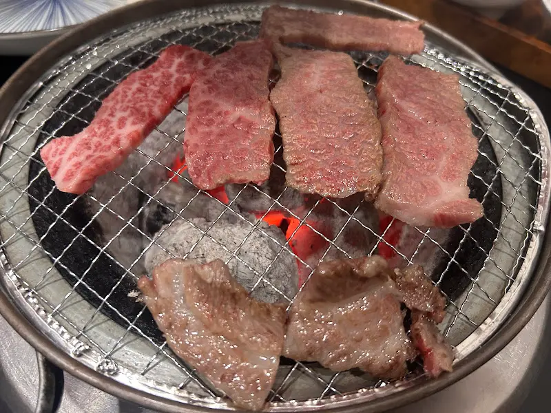 숯불 위에서 구워지는 한우