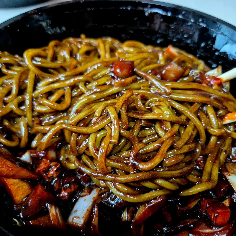 윤기가 좌르르 흐르는 간짜장