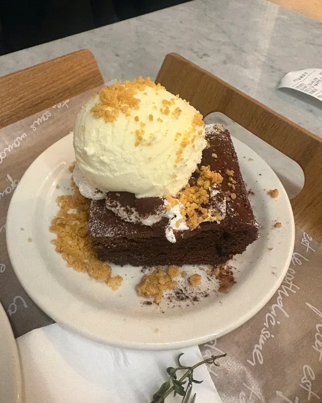 아이스크림이 올려진 디저트