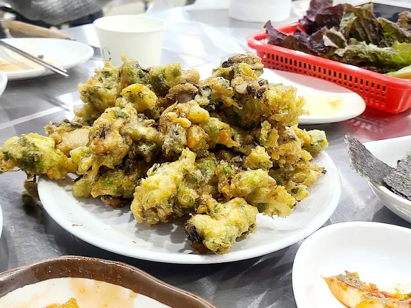 굴 튀김과 곁들임 찬