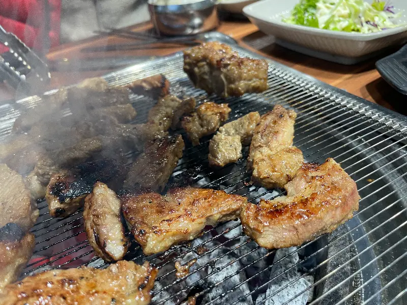 숯불 위에서 익어가는 돼지갈비