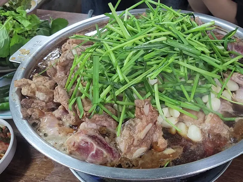 부추가 듬뿍 올려진 물갈비